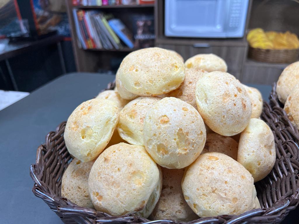 Pão de queijo pingado de padaria