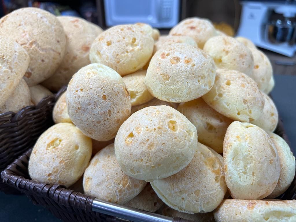 Pão de queijo pingado dourado