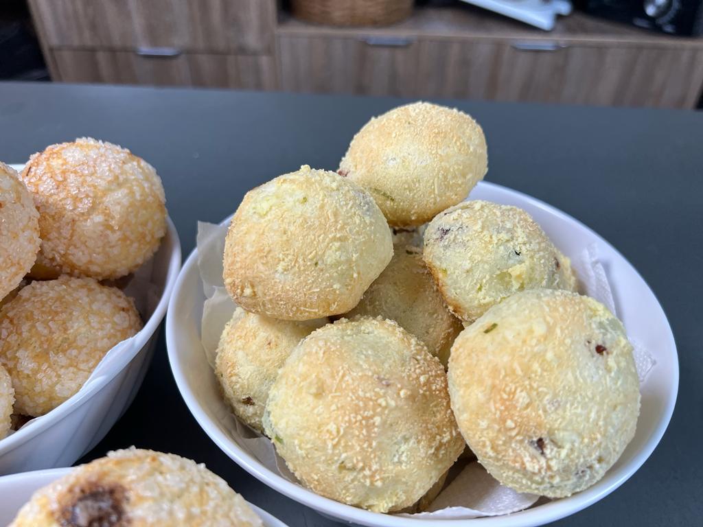 Pão de queijo recheado